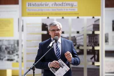 Dr Andrzej Sznajder, dyrektor Oddziału IPN w Katowicach, współautor wystawy IPN „»Wstańcie, chodźmy…« Pierwsza pielgrzymka Jana Pawła II do Polski”. Fot. Sławek Kasper (IPN)