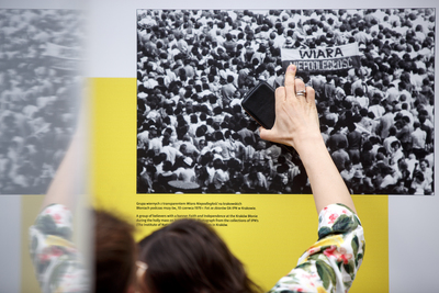 Wernisaż wystawy IPN „»Wstańcie, chodźmy…« Pierwsza pielgrzymka Jana Pawła II do Polski” na Zamku Królewskim w Warszawie. Fot. Sławek Kasper (IPN)