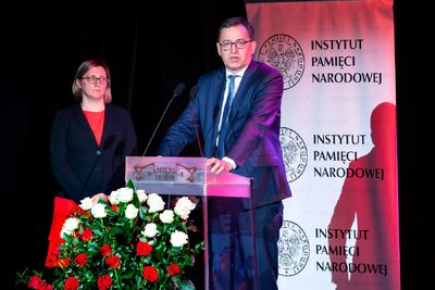 Prezes IPN Jarosław Szarek i dyrektor Archiwum IPN Marzena Kruk podczas uroczystości wręczenia Krzyży Wolności i Solidarności – Warszawa, 3 czerwca 2019. Fot. Marcin Jurkiewicz (IPN)