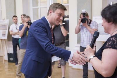 Zastępca dyrektora Archiwum IPN dr Mariusz Żuławnik odebrał medal pamiątkowy z rąk dr hab. Hanny Krajewskiej, dyrektor Archiwum PAN w Warszawie. Fot. Katarzyna Adamów (IPN)