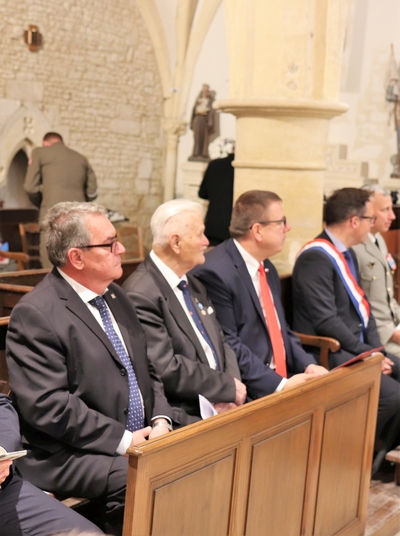 W czasie mszy świętej pierwszy z prawej wiceprezes IPN Jan Baster, obok sędzia Bogusław Nizieński