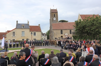 Uroczystość odsłonięcia pomnika Polskich lotników na placu przed kościołem w Plumetot. Fot. A. Siwek