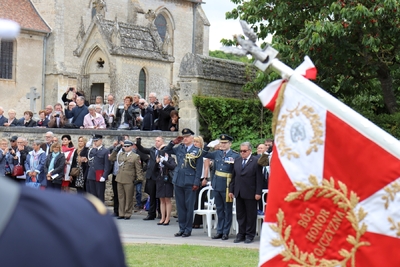 W trakcie uroczystości - prezes Jan Baster obok oficerów RAF. Fot. A. Siwek