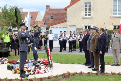 Złożenie wieńców pod pomnikiem. Fot. A. Siwek