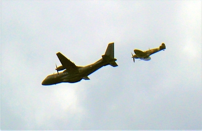 Kolejny przelot Spitfire - tym razem w asyscie samolotu transportowego CASA Fot. A. Siwek