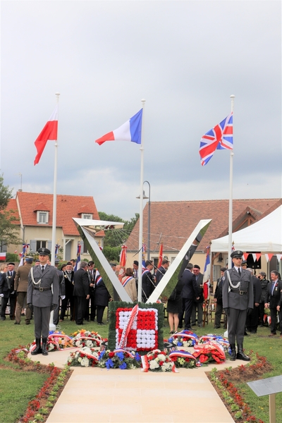 Pomnik po złożeniu wieńców. Fot. A. Siwek