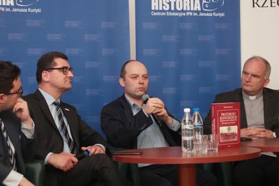 W dyskusji udział wzięli: (od lewej) dr Rafał Łatka (IPN), dr Michał Białkowski, dr hab. Paweł Skibiński oraz ks. dr hab. Dominik Zamiatała, prof. UKSW. Fot. Piotr Życieński (IPN)