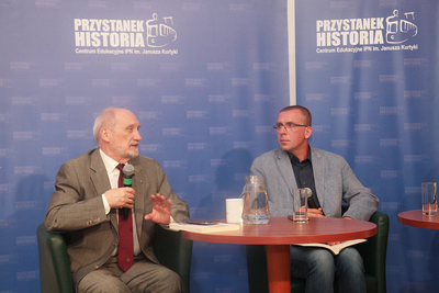 Prezentacja książki Dominika Smyrgały „Dwa kroki przed przyszłością. Marian Chodacki jako wzór współczesnego analityka wywiadu”. Fot. Piotr Życieński (IPN)