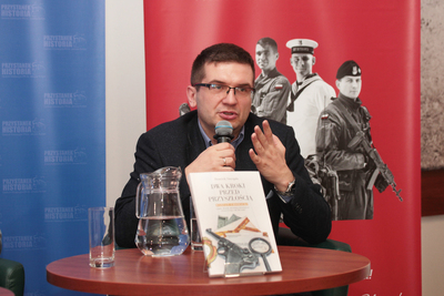 Prezentacja książki Dominika Smyrgały „Dwa kroki przed przyszłością. Marian Chodacki jako wzór współczesnego analityka wywiadu”. Fot. Piotr Życieński (IPN)