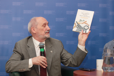 Antoni Macierewicz podczas prezentacji książki Dominika Smyrgały „Dwa kroki przed przyszłością. Marian Chodacki jako wzór współczesnego analityka wywiadu”. Fot. Piotr Życieński (IPN)