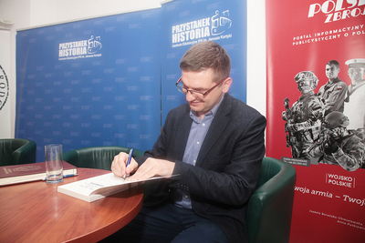 Prezentacja książki Dominika Smyrgały „Dwa kroki przed przyszłością. Marian Chodacki jako wzór współczesnego analityka wywiadu”. Fot. Piotr Życieński (IPN)