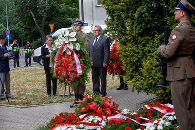 Przy pomniku gen. Władysława Sikorskiego na ul. Tureckiej 3 w Warszawie kwiaty złożył Jan Baster, wiceprezes Instytutu Pamięci Narodowej. Fot. Marcin Jurkiewicz (IPN)