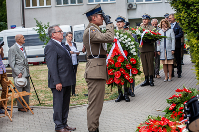 Przy pomniku gen. Władysława Sikorskiego na ul. Tureckiej 3 w Warszawie kwiaty złożył Jan Baster, wiceprezes Instytutu Pamięci Narodowej. Fot. Marcin Jurkiewicz (IPN)
