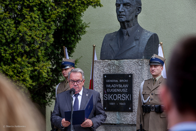 Wiceprezes IPN Jan Baster odczytuje list prezesa IPN Jarosława Szarka do uczestników uroczystości – Warszawa, 4 lipca 2019. Fot. Marcin Jurkiewicz (IPN)