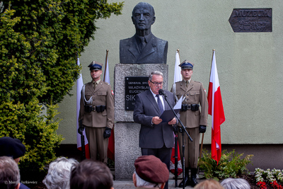Wiceprezes IPN Jan Baster odczytuje list prezesa IPN Jarosława Szarka do uczestników uroczystości – Warszawa, 4 lipca 2019. Fot. Marcin Jurkiewicz (IPN)