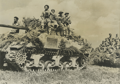 Walki 2. Korpusu Polskiego o Ankonę i przełamanie tzw. Linii Gotów, czołgi M4A4 Sherman z desantem piechoty podczas walk w rejonie Ankony (lipiec 1944 r.), IPN BU 3146/43