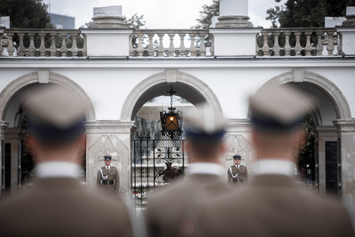 Ceremonia złożenia wieńców na płycie Grobu Nieznanego Żołnierza, w której wziął udział prof. Krzysztof Szwagrzyk, wiceprezes IPN. Fot. Sławek Kasper (IPN)