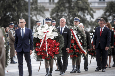 Ceremonia złożenia wieńców na płycie Grobu Nieznanego Żołnierza, w której wziął udział prof. Krzysztof Szwagrzyk, wiceprezes IPN. Fot. Sławek Kasper (IPN)