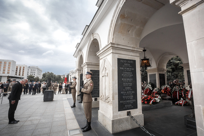 Ceremonia złożenia wieńców na płycie Grobu Nieznanego Żołnierza, w której wziął udział prof. Krzysztof Szwagrzyk, wiceprezes IPN. Fot. Sławek Kasper (IPN)