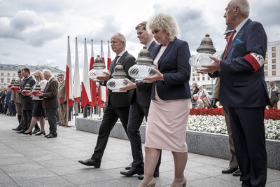 Ceremonia złożenia wieńców na płycie Grobu Nieznanego Żołnierza, w której wziął udział prof. Krzysztof Szwagrzyk, wiceprezes IPN. Fot. Sławek Kasper (IPN)