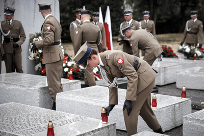 Uroczystości przy pomniku Ofiar Ludobójstwa dokonanego przez ukraińskich nacjonalistów na obywatelach II RP oraz przy pomniku 27. Wołyńskiej Dywizji Piechoty AK przy Skwerze Wołyńskim. Fot. Sławek Kasper (IPN)