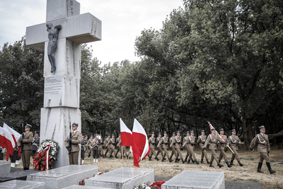 Uroczystości przy pomniku Ofiar Ludobójstwa dokonanego przez ukraińskich nacjonalistów na obywatelach II RP oraz przy pomniku 27. Wołyńskiej Dywizji Piechoty AK przy Skwerze Wołyńskim. Fot. Sławek Kasper (IPN)