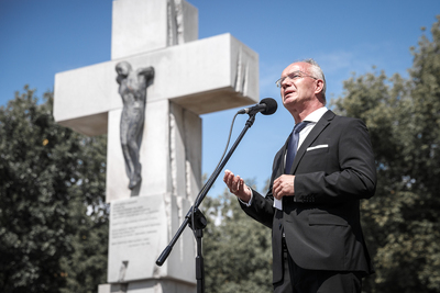 Uroczystości przy pomniku Ofiar Ludobójstwa dokonanego przez ukraińskich nacjonalistów na obywatelach II RP oraz przy pomniku 27. Wołyńskiej Dywizji Piechoty AK przy Skwerze Wołyńskim. Fot. Sławek Kasper (IPN)