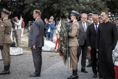 Uroczystości przy pomniku Ofiar Ludobójstwa dokonanego przez ukraińskich nacjonalistów na obywatelach II RP oraz przy pomniku 27. Wołyńskiej Dywizji Piechoty AK przy Skwerze Wołyńskim. Fot. Sławek Kasper (IPN)