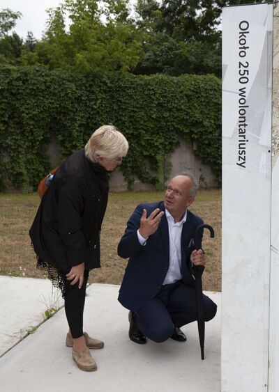 Prezes Związku Polaków w Melbourne Zofia Dublaszewska z wiceprezesem IPN Krzysztofem Szwagrzykiem na warszawskiej „Łączce”. Fot. Anna Boguniecka (IPN)