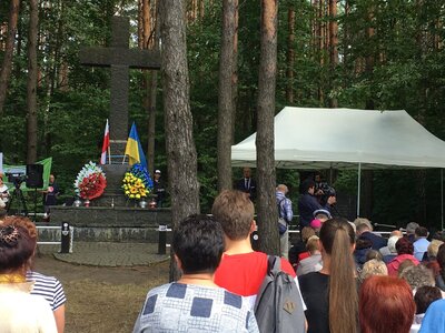 W uroczystości pod Krzyżem ku pamięci Polaków w Janowej Dolinie wziął udział wiceprezes IPN Krzysztof Szwagrzyk. Fot. Ambasada RP w Kijowie