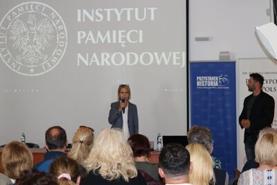 Barbara Stanisławczyk-Żyła i Mateusz Marek podczas otwarcia seminarium z historii Polski XX wieku dla nauczycieli i edukatorów „Poland in the Heart of European History” – Warszawa, 15 lipca 2019