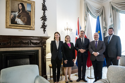 Prezes IPN dr Jarosław Szarek i dyrektor Archiwum IPN Marzena Kruk na spotkaniu z Ambasadorem RP w Londynie Arkadym Rzegockim, Konsulem Generalnym RP w Londynie Mateuszem Stąśkiem i Zast. Ambasadora RP w Londynie Agnieszką Kowalską – 19 lipca 2019. Fot. Sławek Kasper (IPN)