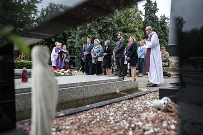 Prezes IPN Jarosław Szarek i przedstawiciele Instytutu wraz z dziećmi Kazimierza Sabbata: Jolantą, Barbarą i Janem złożyli wieńce na grobie prezydenta na cmentarzu Gunnersbury – Londyn, 19 lipca 2019. Fot. Sławek Kasper (IPN)