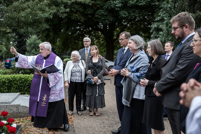 Prezes IPN Jarosław Szarek i przedstawiciele Instytutu wraz z dziećmi Kazimierza Sabbata: Jolantą, Barbarą i Janem złożyli wieńce na grobie prezydenta na cmentarzu Gunnersbury – Londyn, 19 lipca 2019. Fot. Sławek Kasper (IPN)