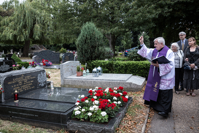 Prezes IPN Jarosław Szarek i przedstawiciele Instytutu wraz z dziećmi Kazimierza Sabbata: Jolantą, Barbarą i Janem złożyli wieńce na grobie prezydenta na cmentarzu Gunnersbury – Londyn, 19 lipca 2019. Fot. Sławek Kasper (IPN)
