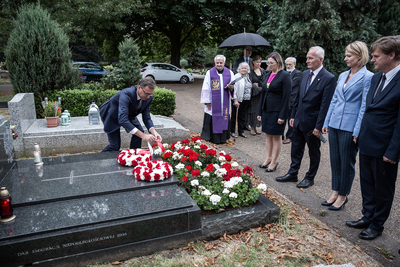 Prezes IPN Jarosław Szarek i przedstawiciele Instytutu wraz z dziećmi Kazimierza Sabbata: Jolantą, Barbarą i Janem złożyli wieńce na grobie prezydenta na cmentarzu Gunnersbury – Londyn, 19 lipca 2019. Fot. Sławek Kasper (IPN)