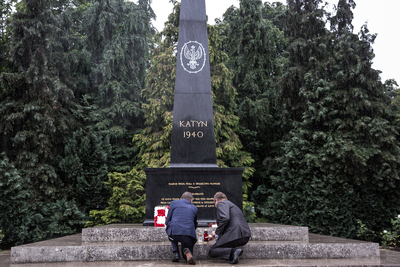 Prezes IPN dr Jarosław Szarek  i Konsul Generalny RP w Londynie Mateusz Stąsiek złożyli wieńce przy Pomniku Katyńskim w Londynie – 19 lipca 2019. Fot. Sławek Kasper (IPN)