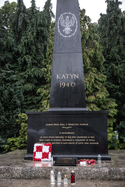 Prezes IPN dr Jarosław Szarek  i Konsul Generalny RP w Londynie Mateusz Stąsiek złożyli wieńce przy Pomniku Katyńskim w Londynie – 19 lipca 2019. Fot. Sławek Kasper (IPN)