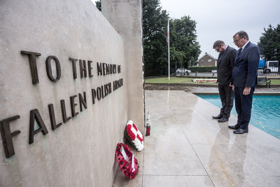 Prezes IPN dr Jarosław Szarek  i Konsul Generalny RP w Londynie Mateusz Stąsiek złożyli kwiaty pod Polish War Memorial – 19 lipca 2019. Fot. Sławek Kasper (IPN)