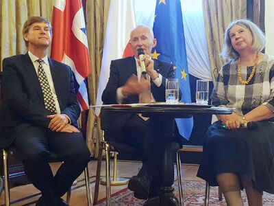 Prof. Marek Wierzbicki, prof. Janusz Wróbel oraz Jolanta Sabbat podczas dyskusji wokół książki – Londyn, 20 lipca 2019. Fot. S.Kasper (IPN)