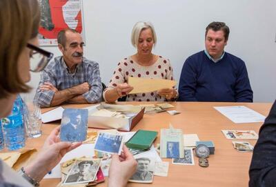 Heather Milligan (po środku) przekazuje pamiątki po Tadeuszu Starzyńskim do zasobu Archiwum IPN, 12 maja 2017 r. Fot. K. Adamów/IPN