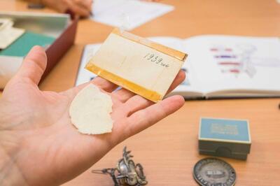 Opłatek z Wigilii Bożego Narodzenia 1939 r. – fragment spuścizny po Tadeuszu Starzyńskim, przekazanej 12 maja 2017 r. Fot. K. Adamów/IPN