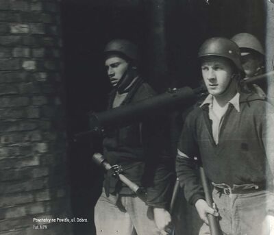 Powstańcy na Powiślu, ul. Dobra. Fot. AIPN