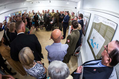 Otwarcie wystawy IPN „Dzieje 2 Korpusu… inaczej! Karykatury autorstwa Mieczysława Kuczyńskiego” w galerii POSK w Londynie – 21 lipca 2019. Fot. Sławek Kasper (IPN)