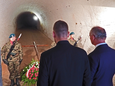 prof. Krzysztof Szwagrzyk oraz ks. Tomasz Trzaska oddają hołd pomordowanym w obozie w Forcie III fot. Mateusz Niegowski BUWiM