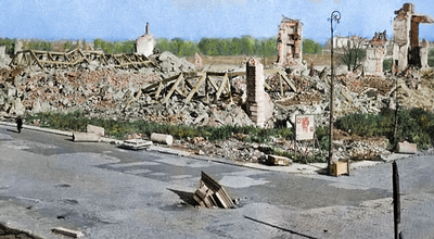 Ruiny Zamku Królewskiego w Warszawie po upadku Powstania wysadzonego w powietrze przez Niemców. Na pierwszym planie fragment kolumny Zygmunta. Fot. Marcin Wołagiewicz/domena publiczna; koloryzacja: Mikołaj Kaczmarek