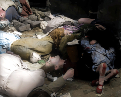 Ofiary niemieckiego bestialstwa przy ul. Marszałkowskiej 111. Fot. domena publiczna, koloryzacja: Mikołaj Kaczmarek