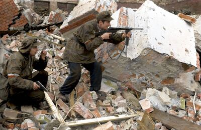 Żołnierze z kompanii „Anna” batalionu „Gustaw” między ruinami domów przy ul. Królewskiej w Śródmieściu Północnym. Fot. Wiesław Chrzanowski/Ze zbiorów Muzeum
Powstania Warszawskiego; koloryzacja: Mikołaj Kaczmarek