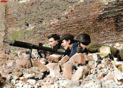 Powstańcy z brytyjskim granatnikiem przeciwpancernym PIAT dostarczonym w zrzutach dla Warszawy. Fot. Archiwum IPN, koloryzacja: Mikołaj Kaczmarek