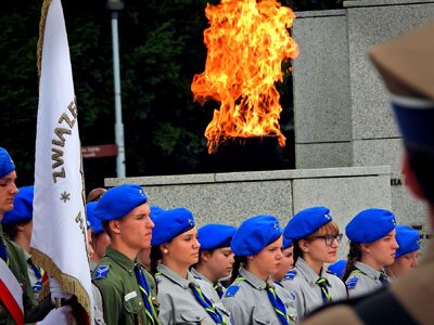 Uroczystości przed pomnikiem Polskiego Państwa Podziemnego i Armii Krajowej w Warszawie. Wieniec złożył dyrektor BUWiM Adam Siwek – 1 sierpnia 2019. Fot. Mateusz Niegowski (IPN)